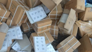 出售整箱的卡纸废料