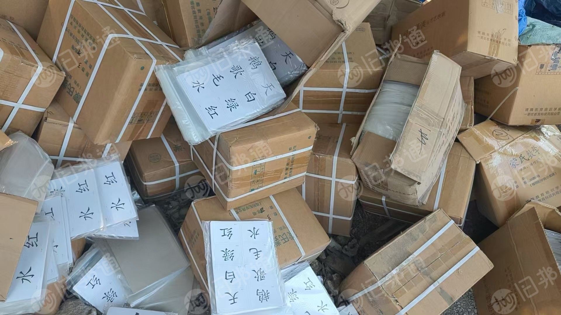 出售整箱的卡纸废料