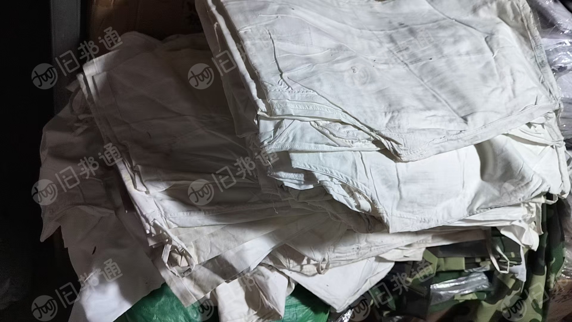 现货处理一批库存布库存服装，白色服装水兵裤，迷彩服，货在河北邢台