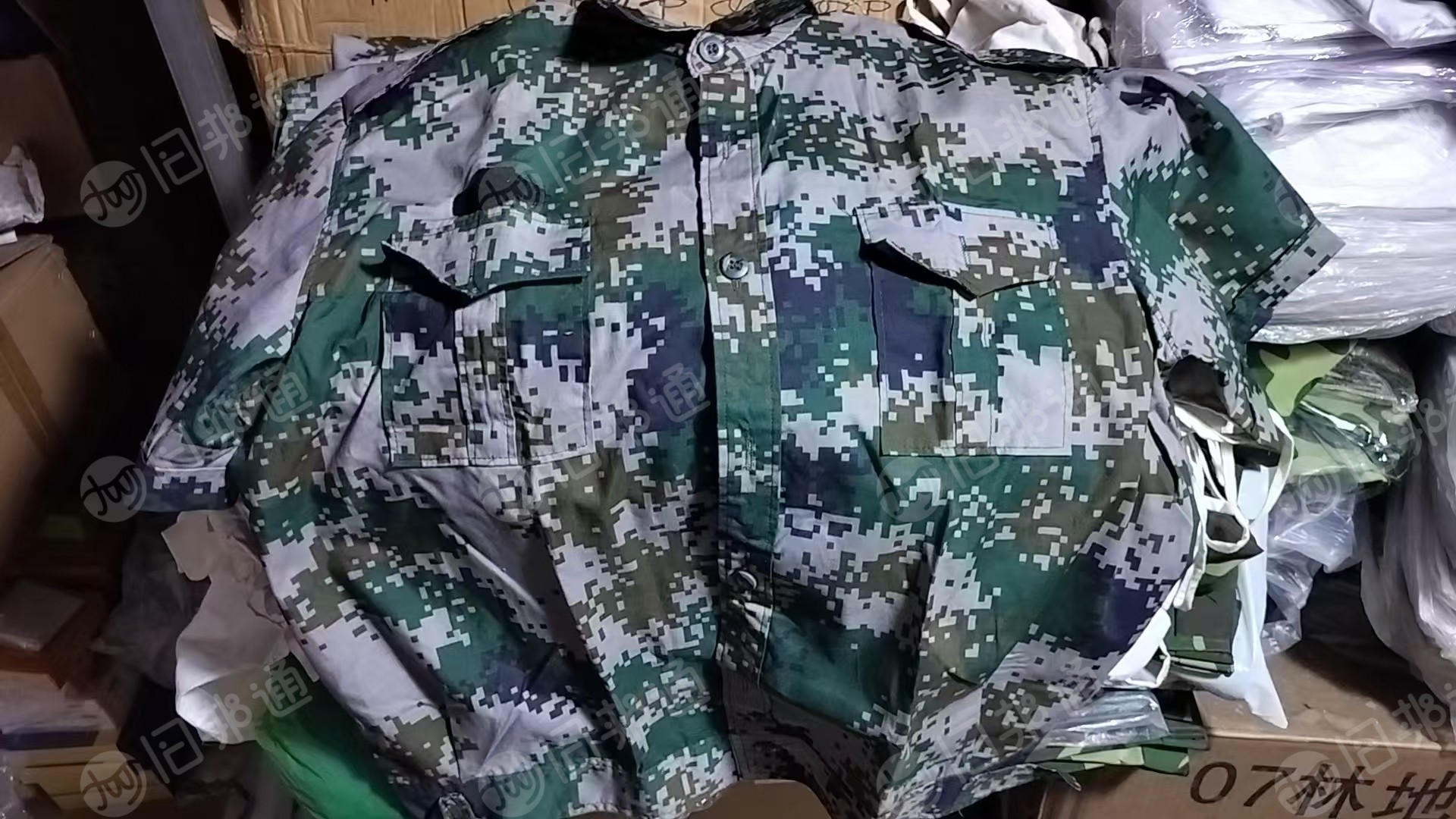 现货处理一批库存布库存服装，白色服装水兵裤，迷彩服，货在河北邢台