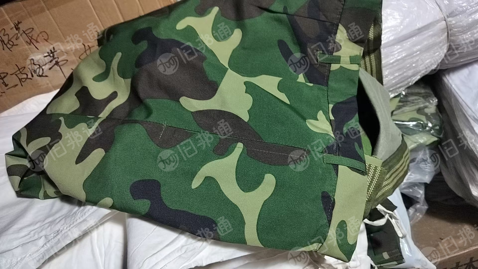 现货处理一批库存布库存服装，白色服装水兵裤，迷彩服，货在河北邢台