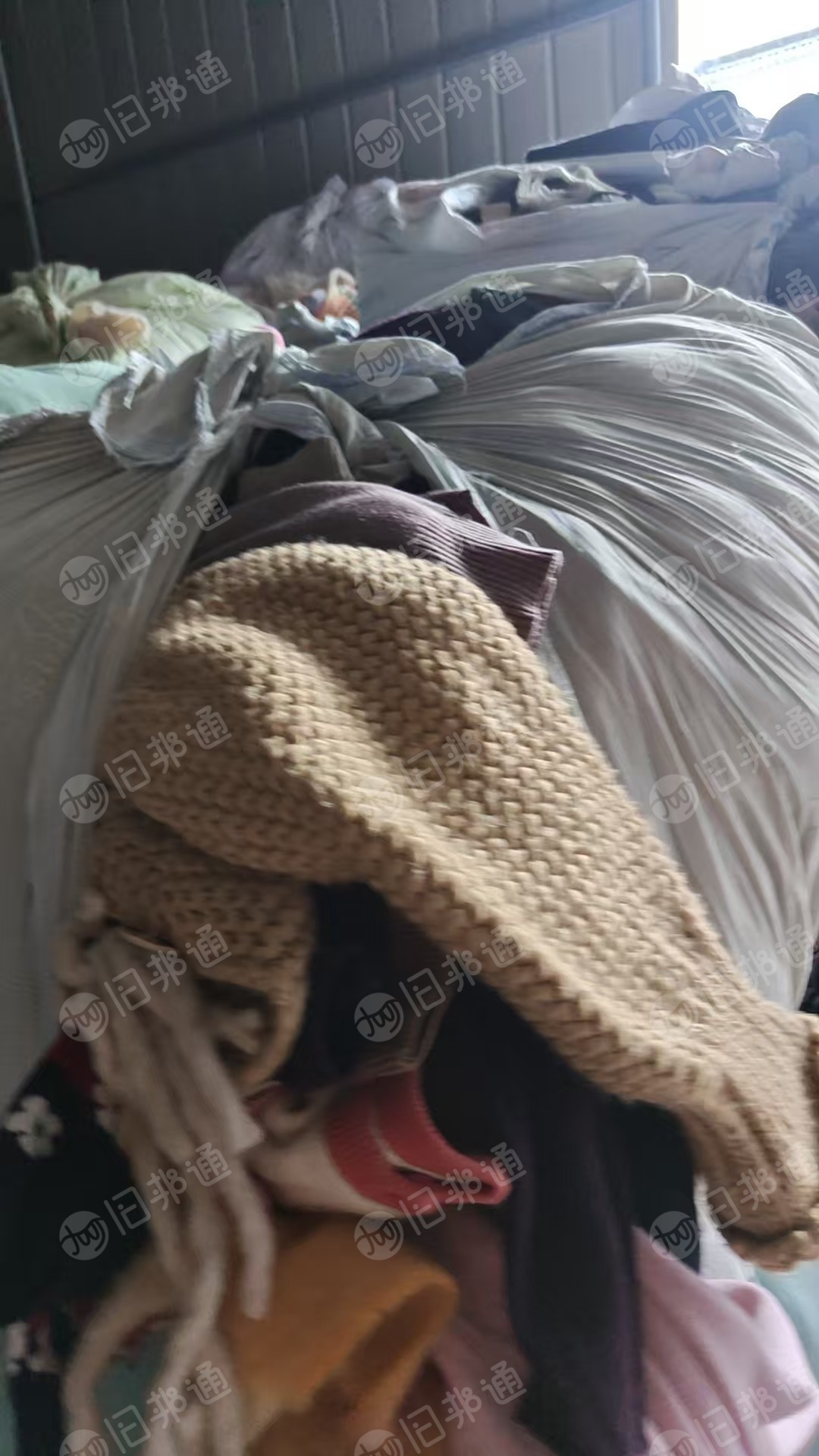 长期出售旧衣服黑料燃烧料，毛衣分拣下来的，没有压包，每个月有几十吨，货在浙江湖州
