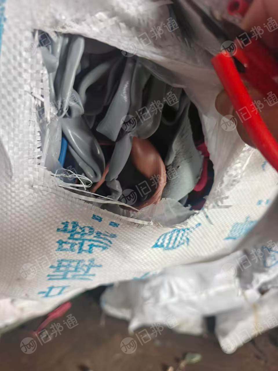 长期出售软PVC胶头废料，含PVC橡皮废料，电线厂下来的，现货80吨左右