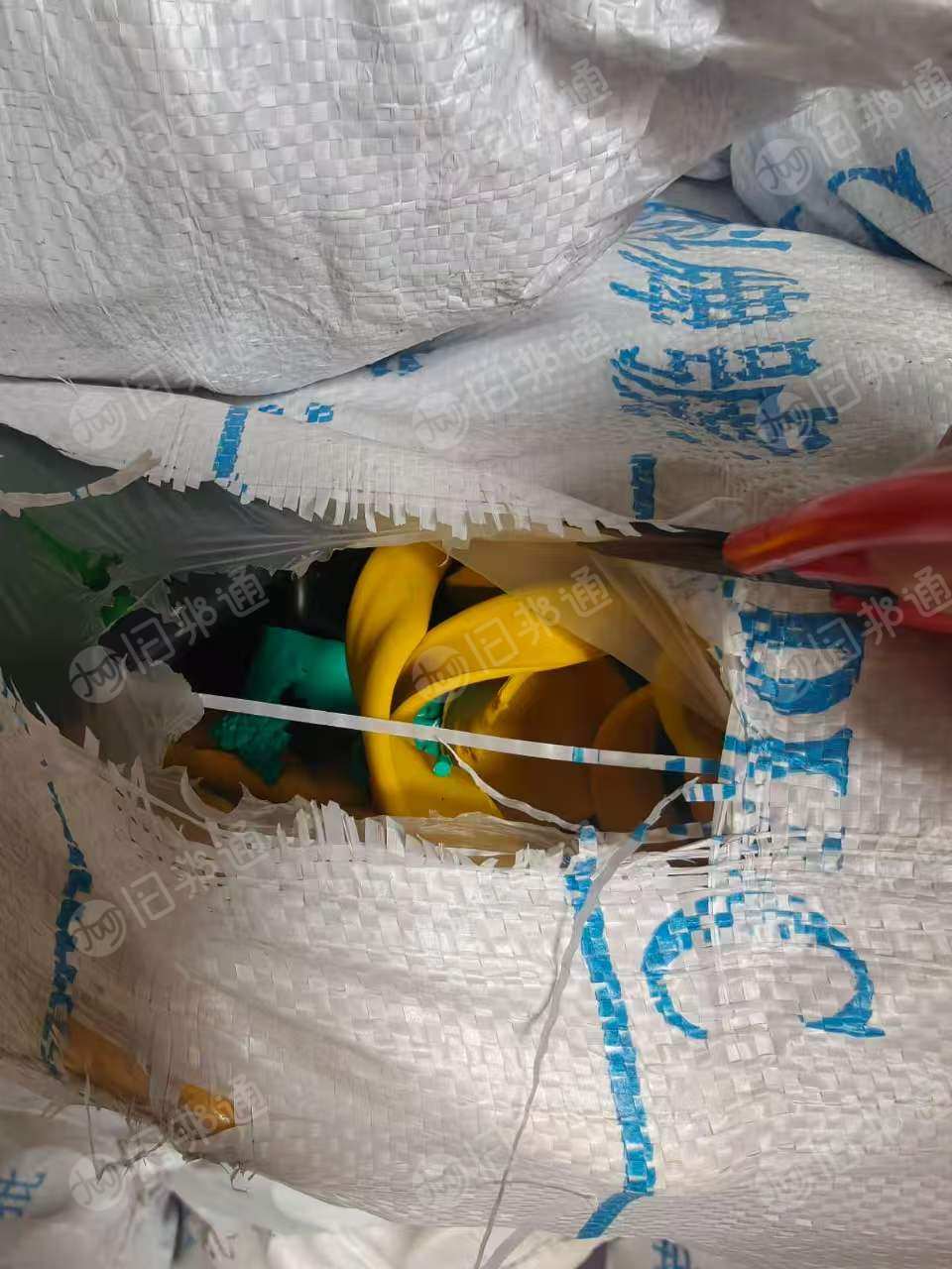 长期出售软PVC胶头废料，含PVC橡皮废料，电线厂下来的，现货80吨左右