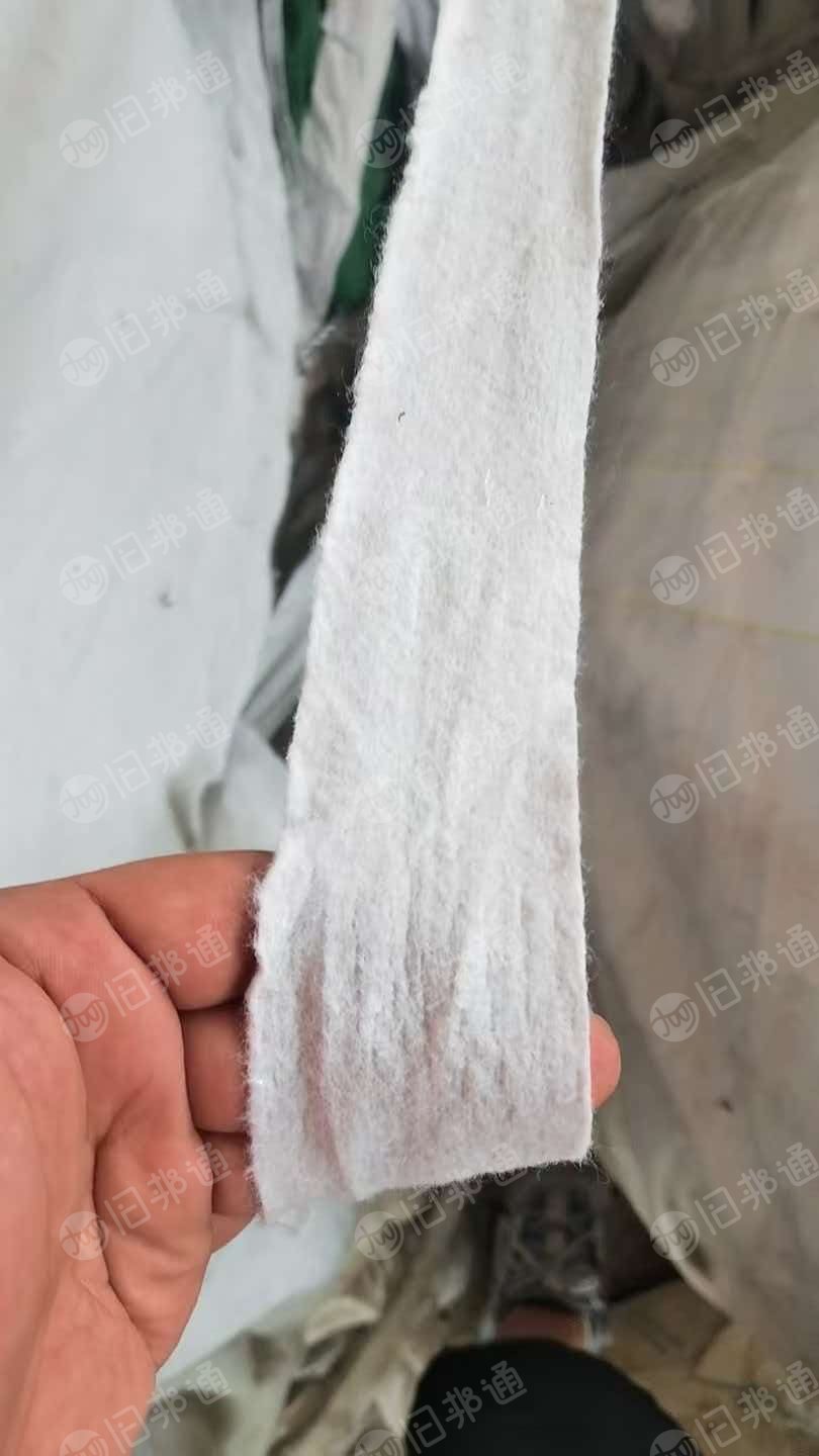 长期出售无纺布边角料，毛毡无纺布，涤纶材质，有白色跟青灰色，有分开，可以开花用，月供几十吨
