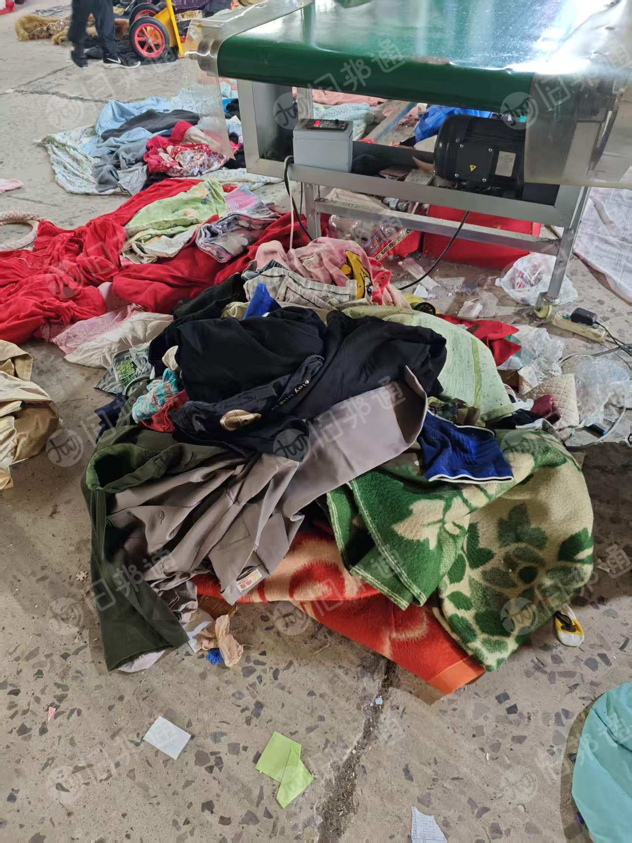 长期出售旧衣服黑料，下脚料，月供20-30吨，货在河北唐山