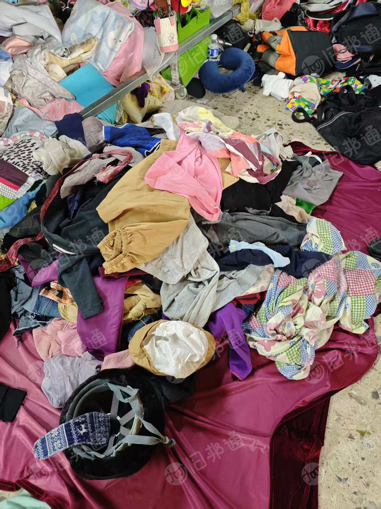 长期出售旧衣服黑料，下脚料，月供20-30吨，货在河北唐山