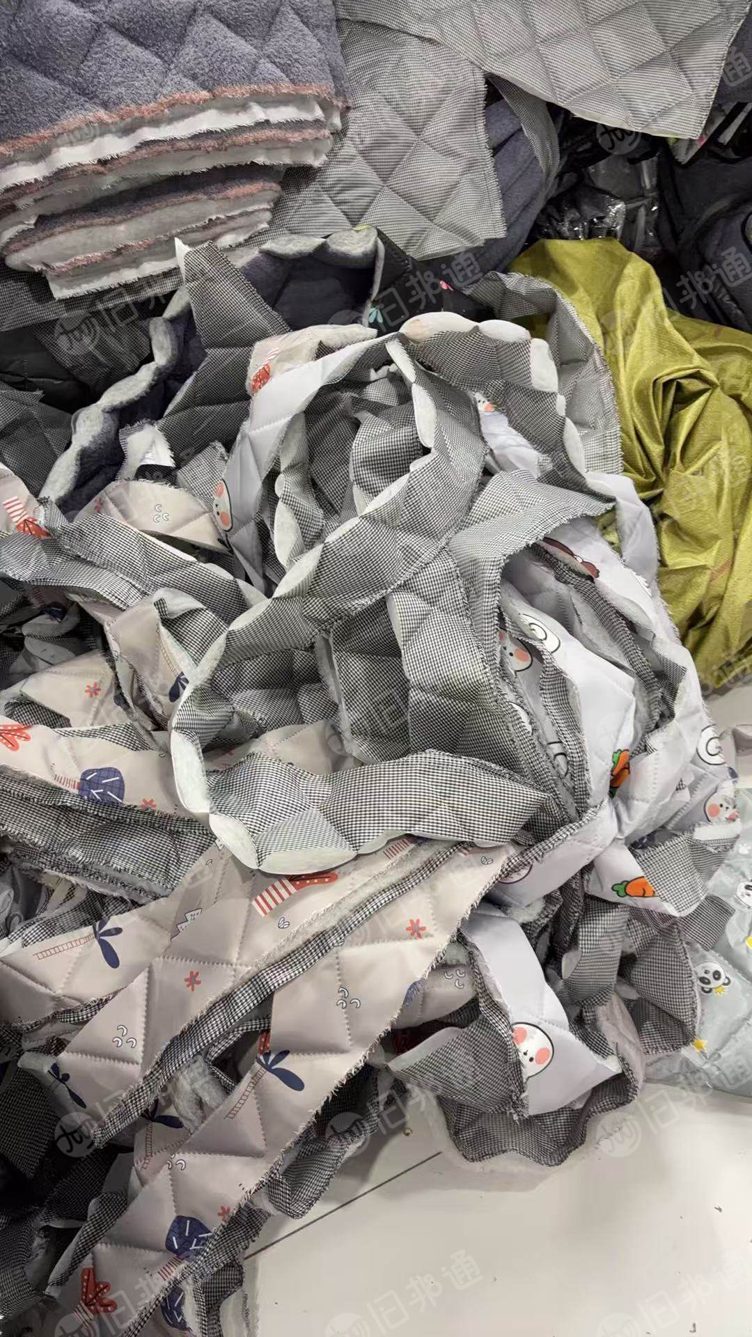 长期出售挡风被下来的丝棉边角料，喷胶棉边料，货在江苏南京
