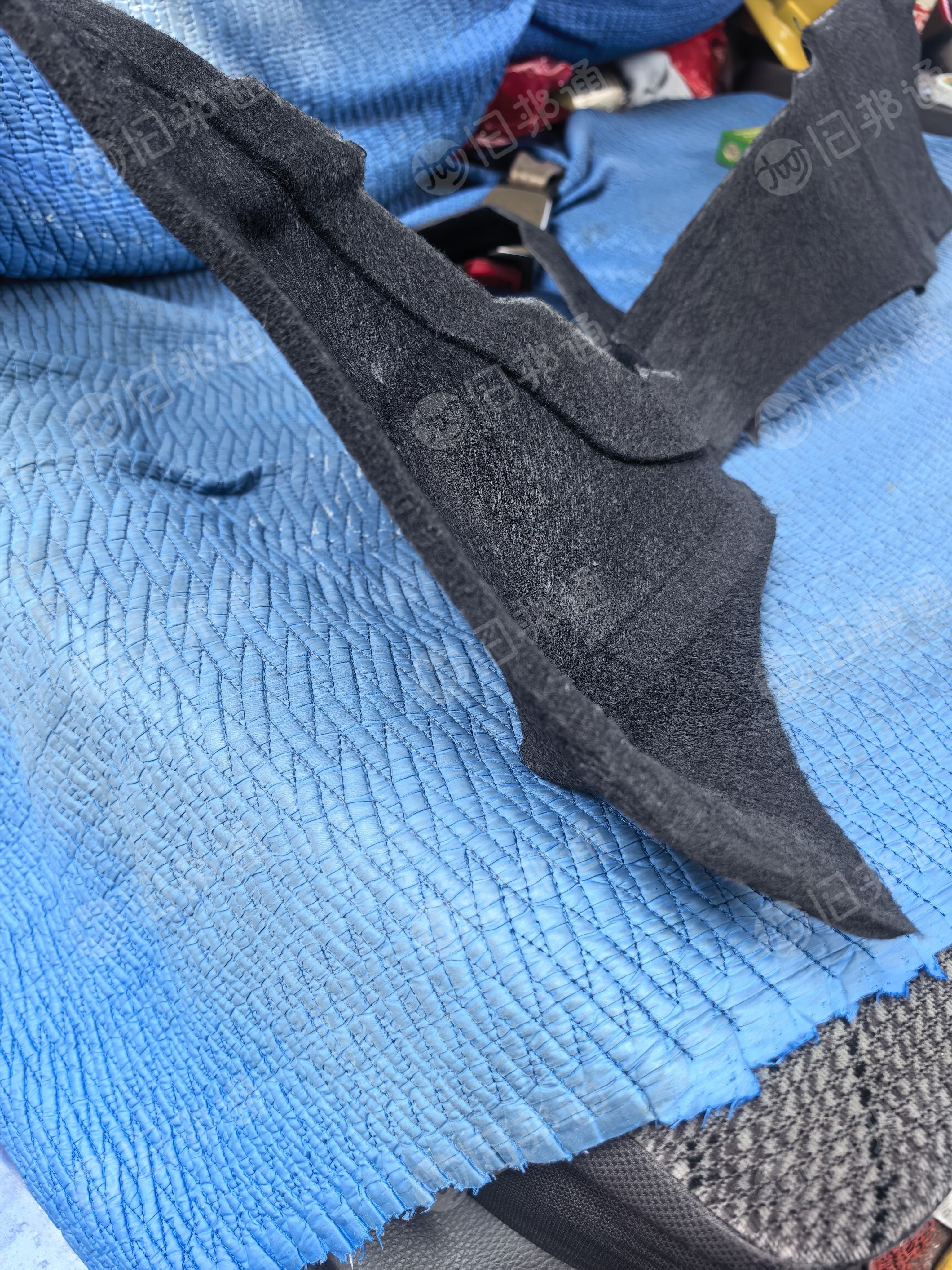 长期出售涤纶汽车内饰，汽车内饰边角料，现货40吨，货在广东佛山