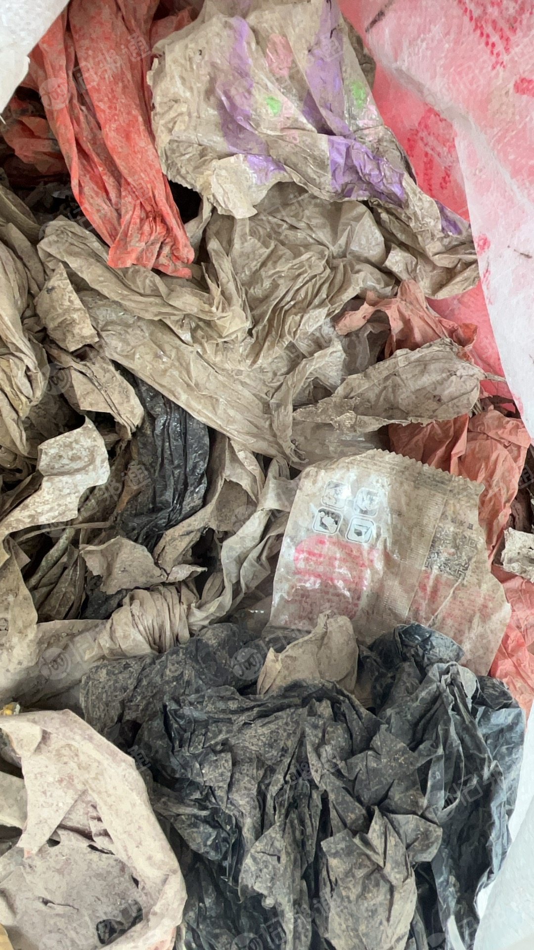 出售塑料杂膜，垃圾厂出来的废料杂膜，炼油料，现货15万吨，可压包