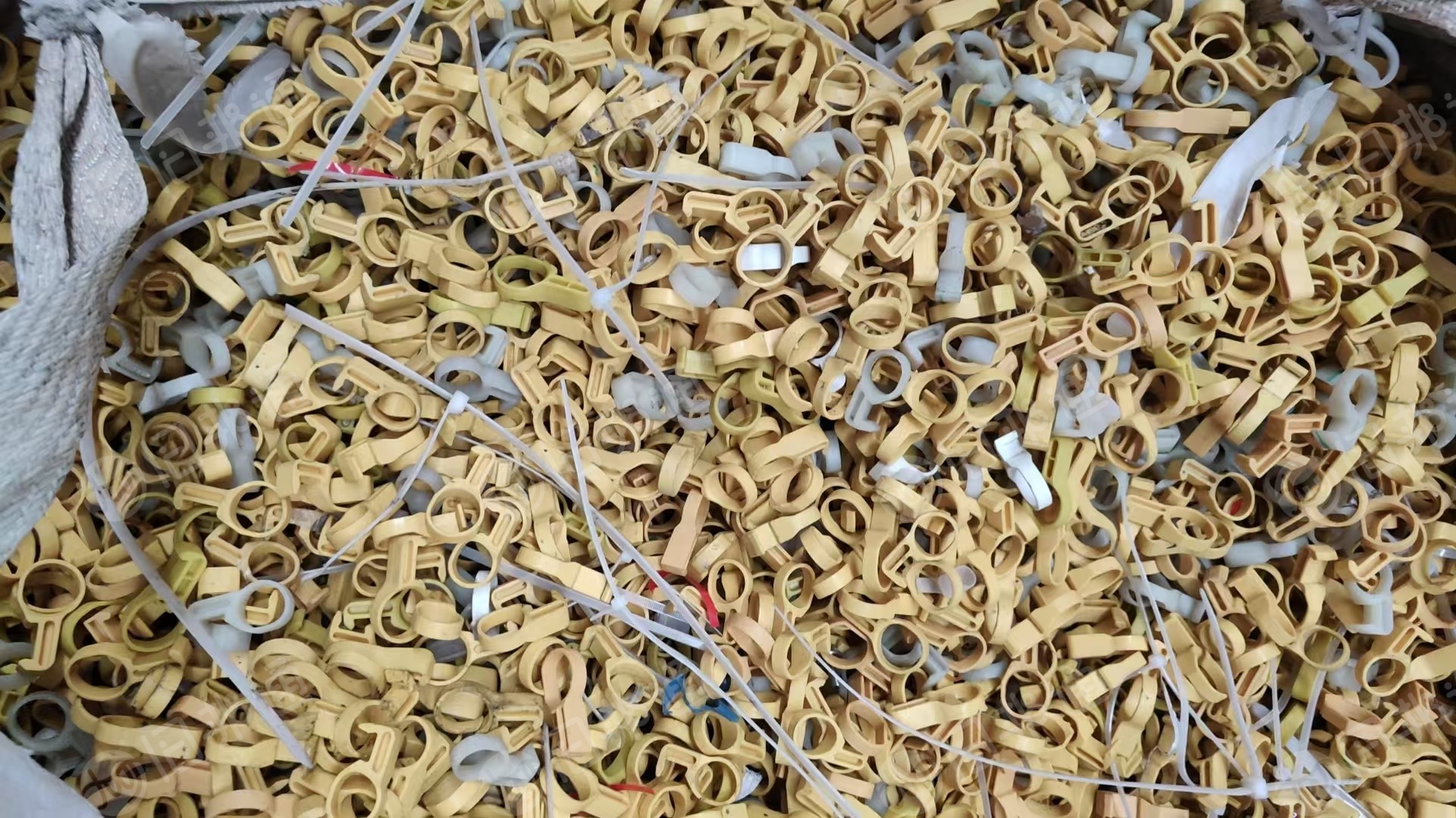 出售尼龙毛料，单6，汽车厂下来的扣件，现货十几吨