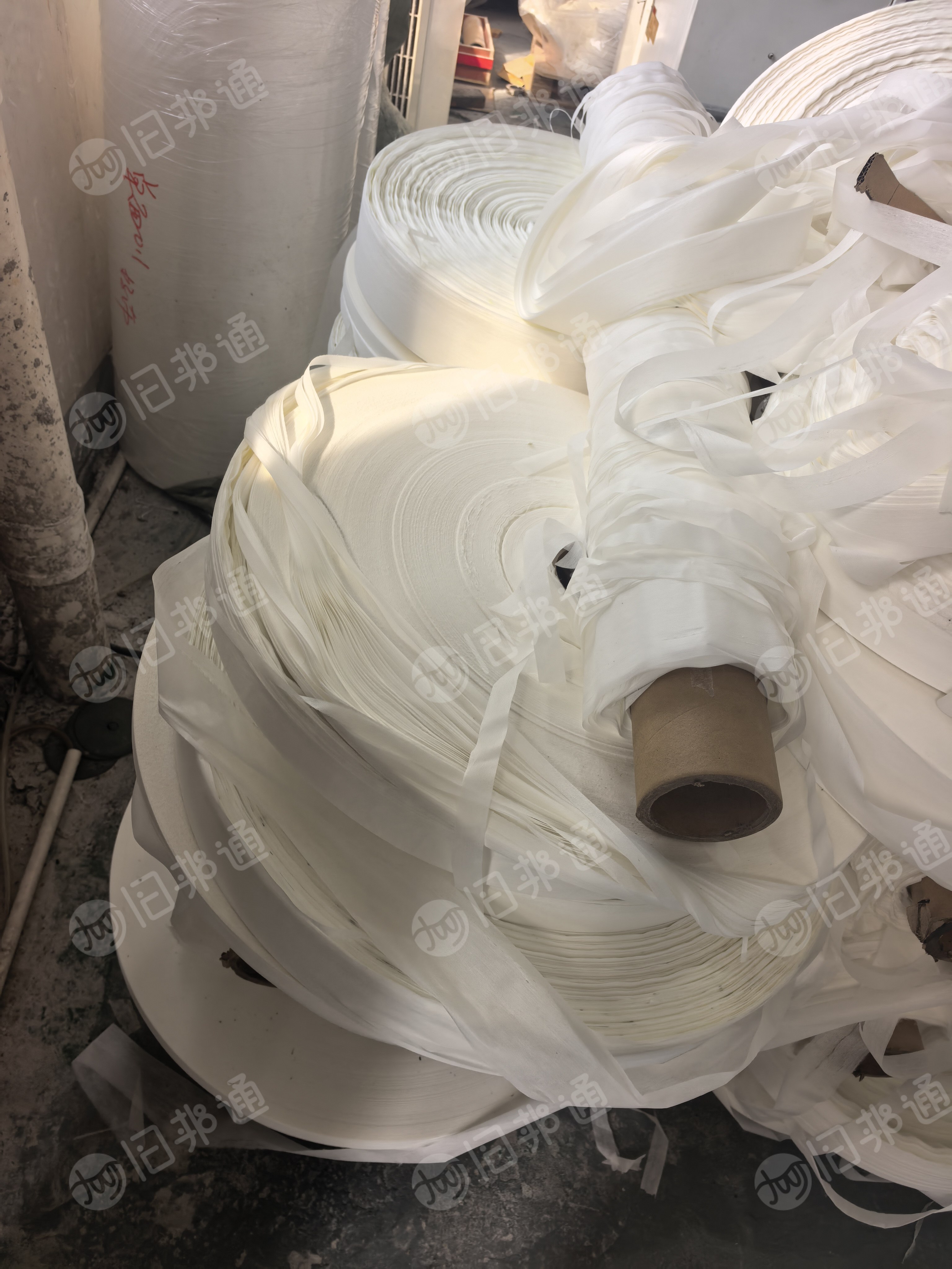 长期出售分切下来的涤纶水刺无纺布卷材，水刺无纺布盘料，有带涂层，克重30左右，现货三四十吨