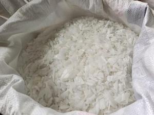 出售PE破碎料，透析桶和汽车尾气桶破碎出来的，清洗甩干可直接上机，现货十一吨