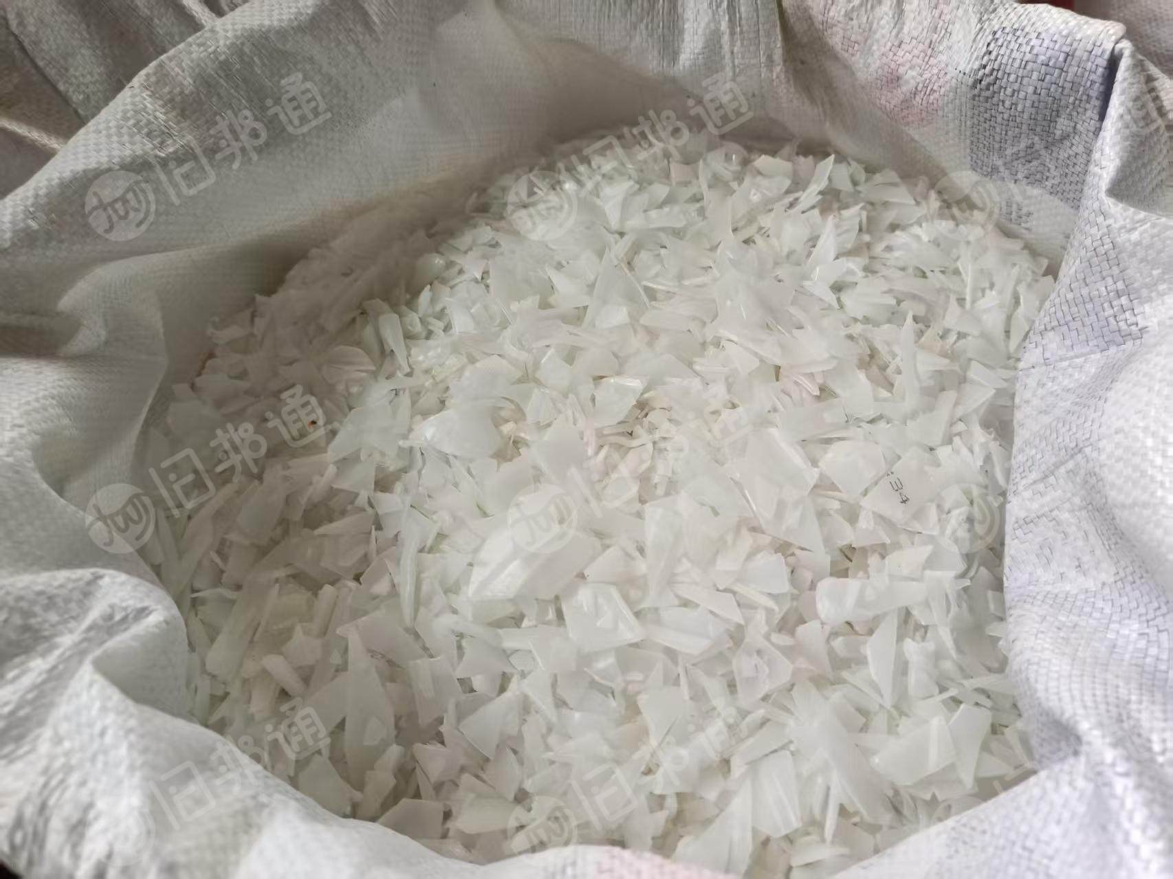 出售PE破碎料，透析桶和汽车尾气桶破碎出来的，清洗甩干可直接上机，现货十一吨