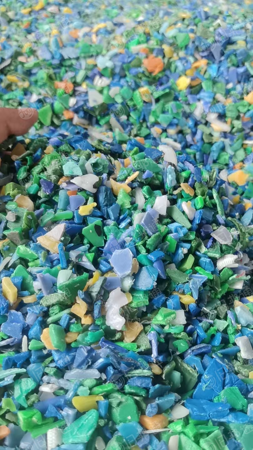 出售PE破碎料,垃圾桶和筐破碎出来的,分色乙料,花色,纯色都有,长期有货