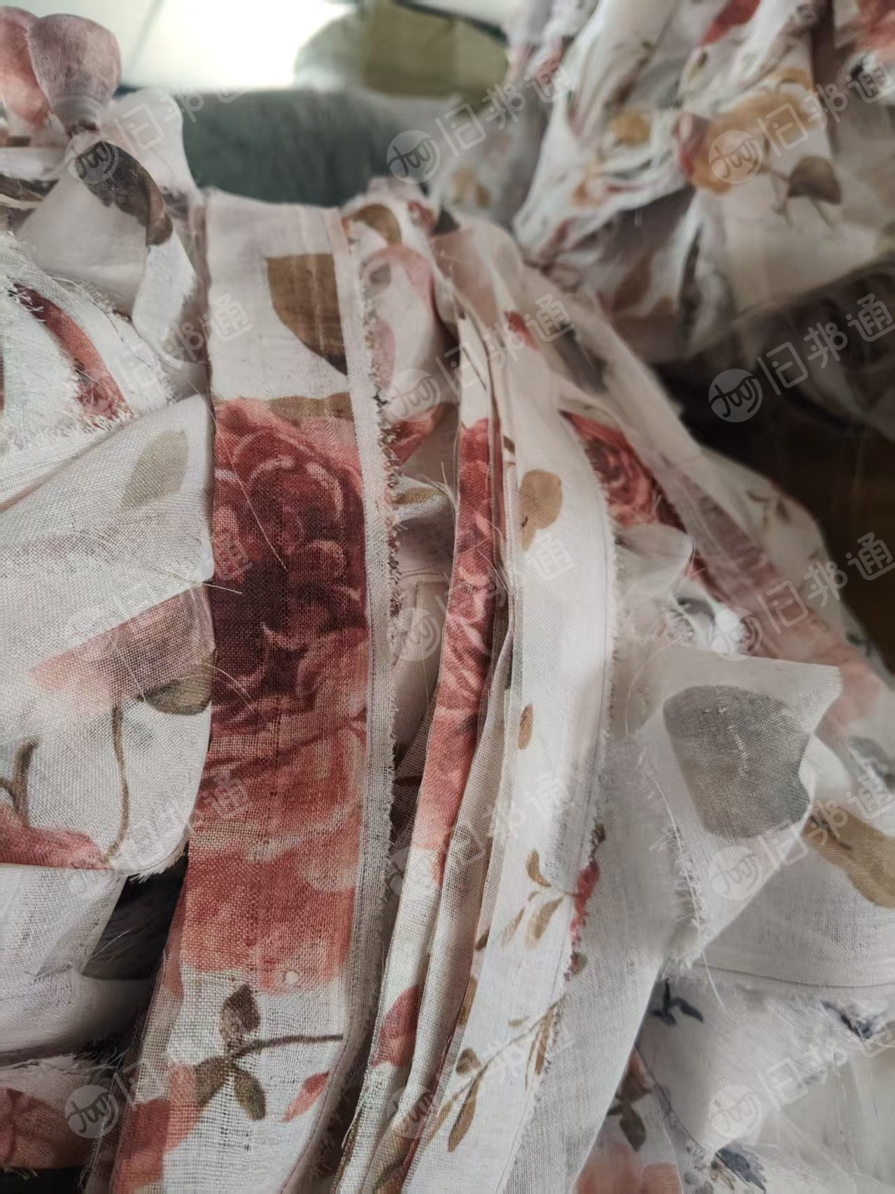 长期出售做台布和窗帘下来的涤纶废布，涤纶造粒布，现在有色的5吨，白的3吨，货在山东潍坊