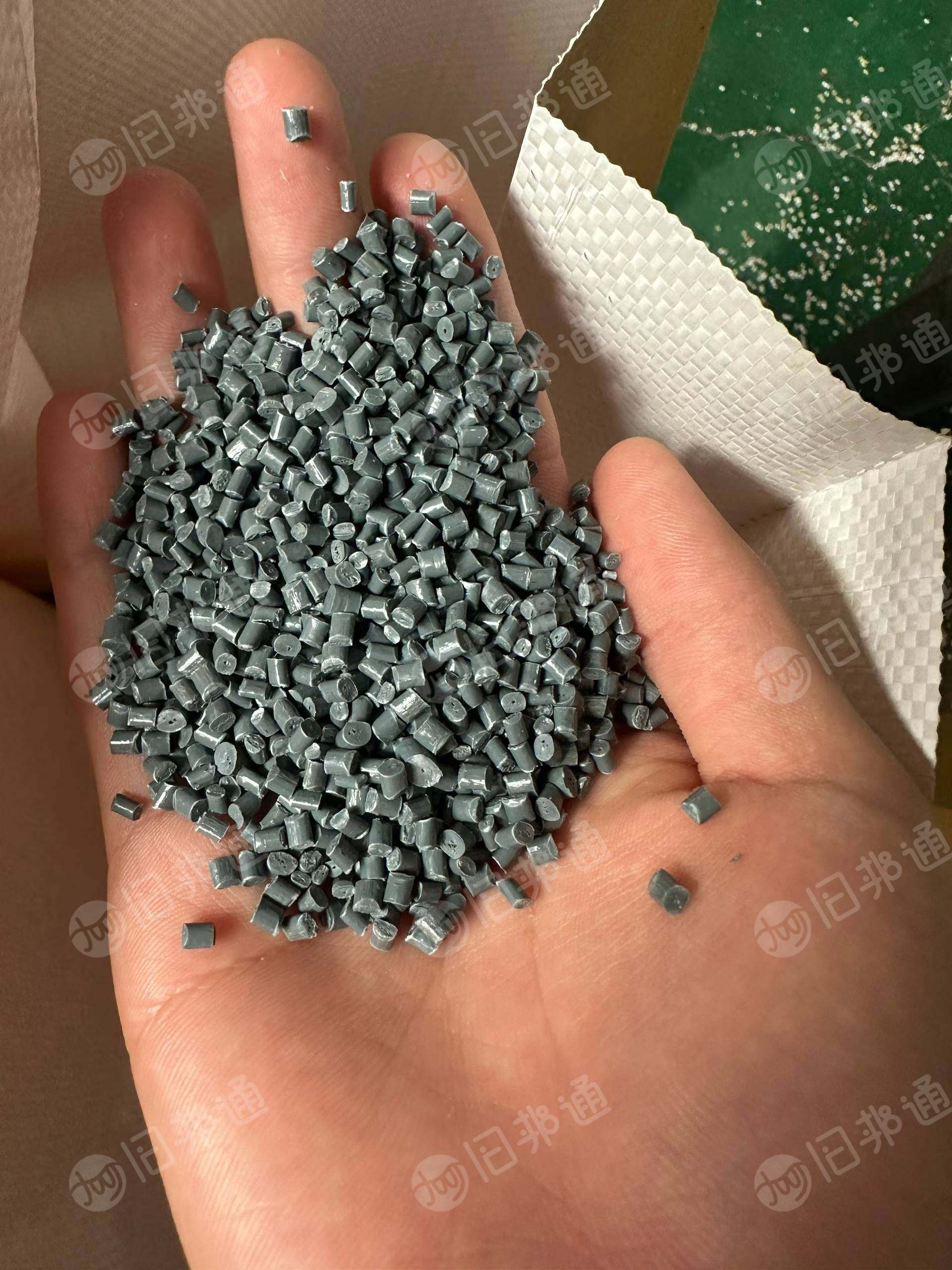 厂家出售各种各色的ABS颗粒，黑、白、灰、红、黄、蓝、绿等各种颜色，可依据客户要求定制