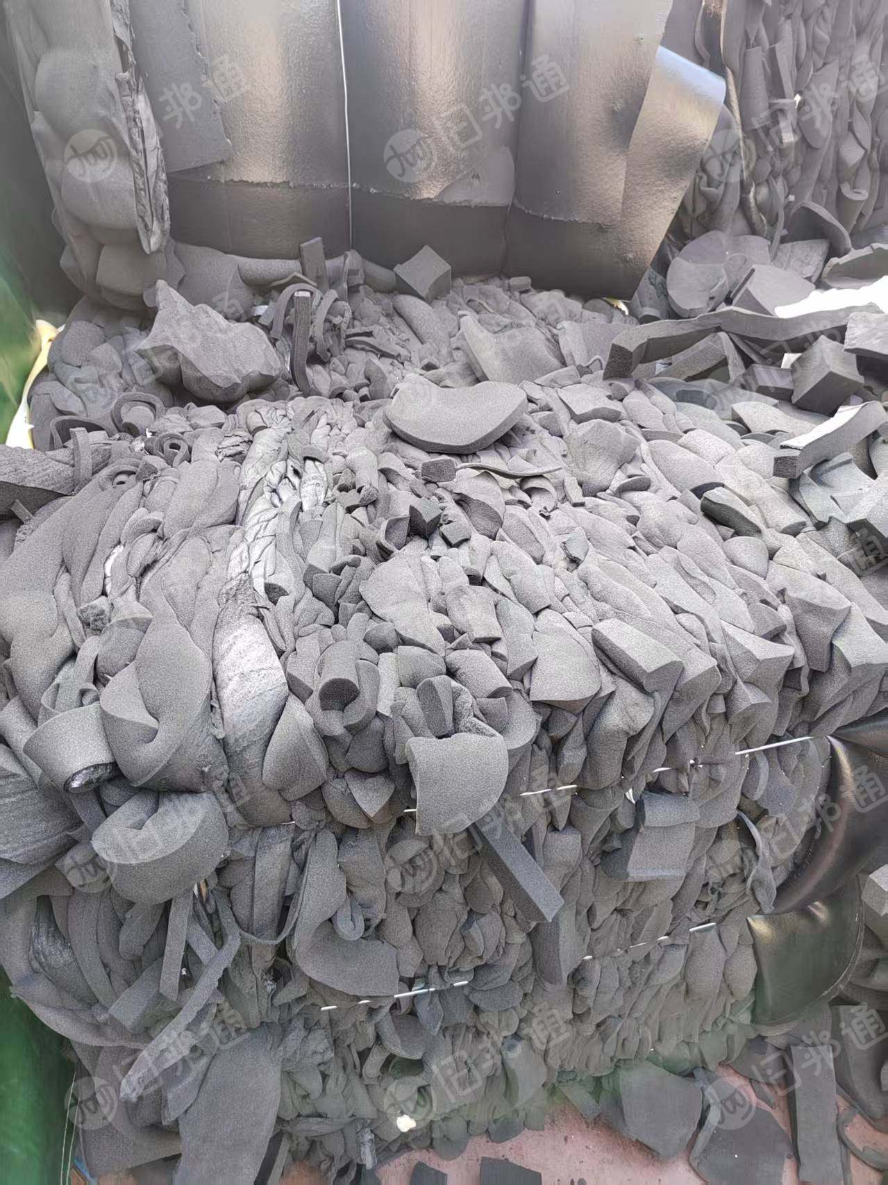 长期出售普通黑绵,废海绵,海绵边角料,月供几十吨,货在广东东莞