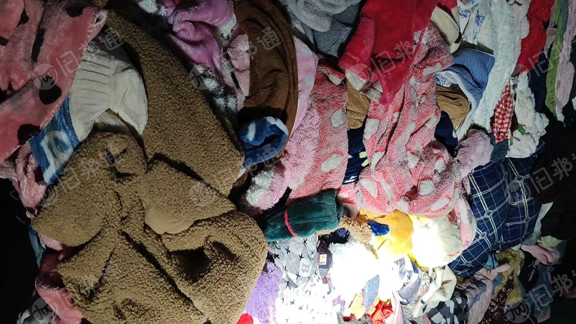 长期出售旧涤纶睡衣，绒睡衣，珊瑚绒，现货有70多吨，货在河北廊坊