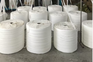 长期出售白色涤纶木浆无纺布盘料，2-3厘米宽，适合打绳子用