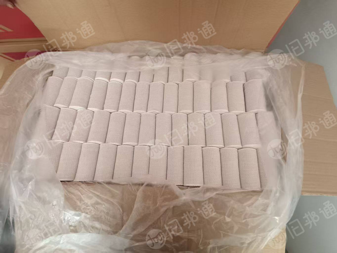 出售库存绷带，裸卷没有包装，现货有10万多个，货在安徽蚌埠