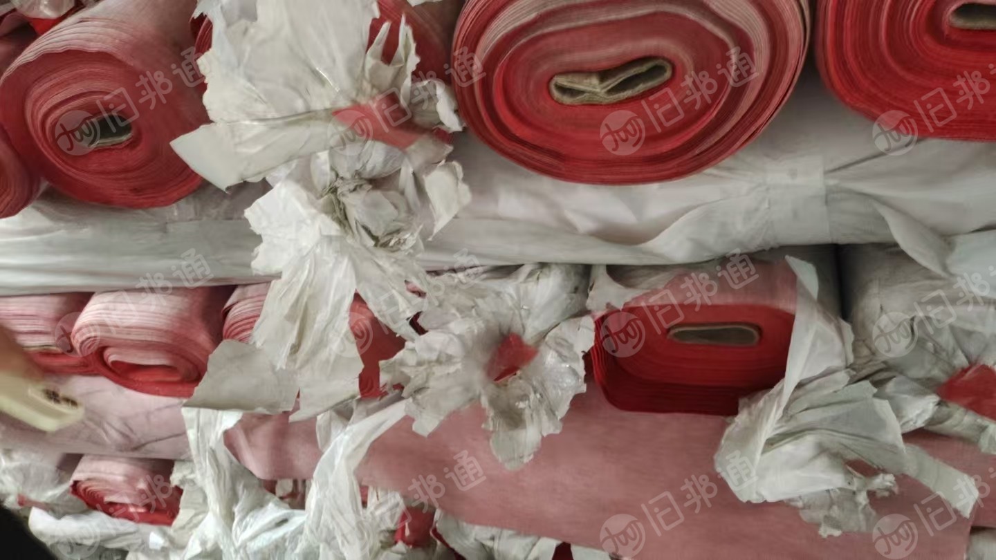 长期出售库存大红色PVC皮革,门幅1米5,厚度0.8左右,现货10吨左右,货在广东东莞