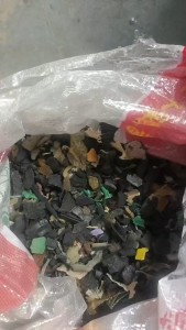 长期收购撕碎机静电分选的杂橡胶颗粒，做燃烧料