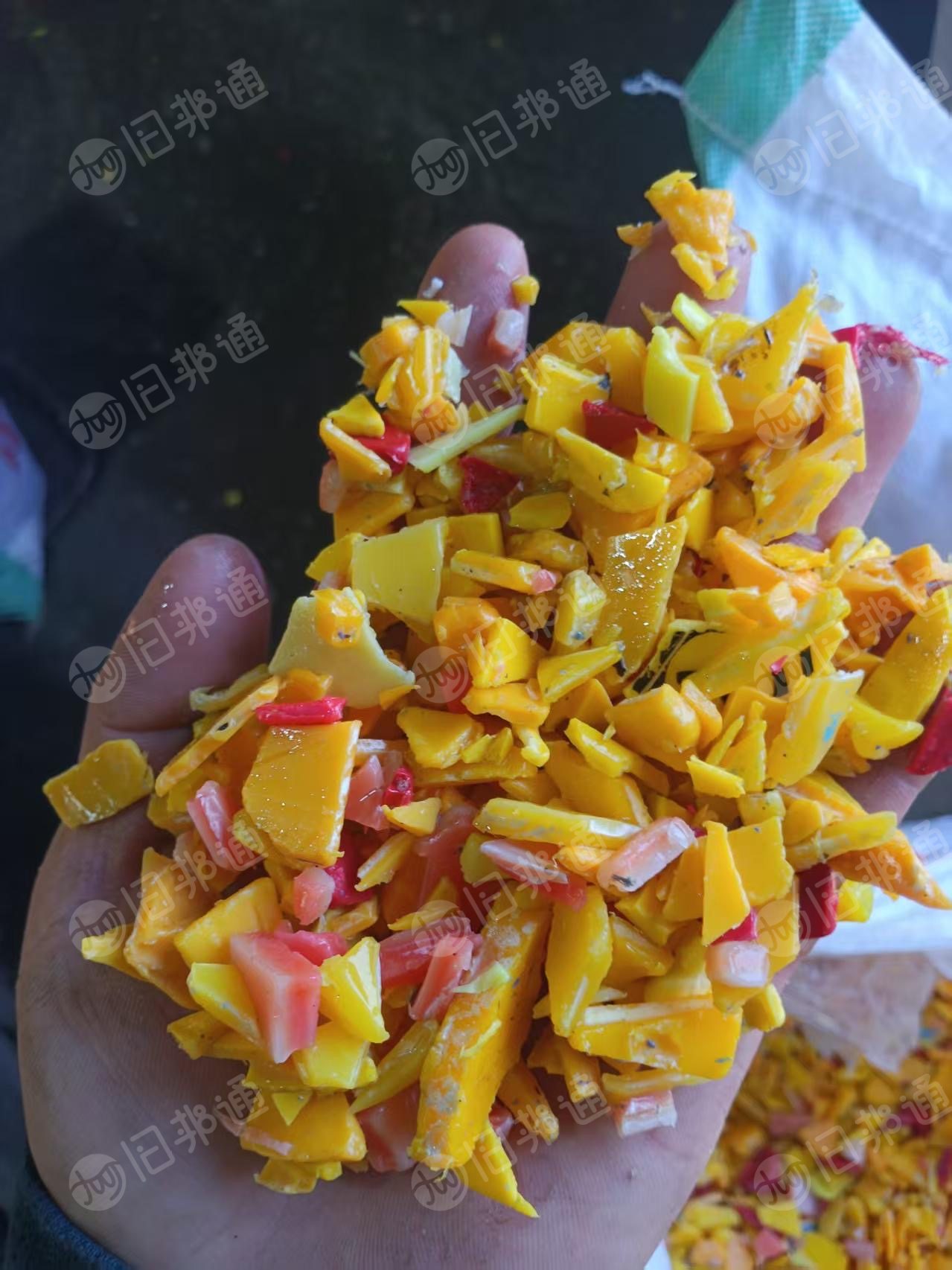 出售HDPE垃圾桶破碎料