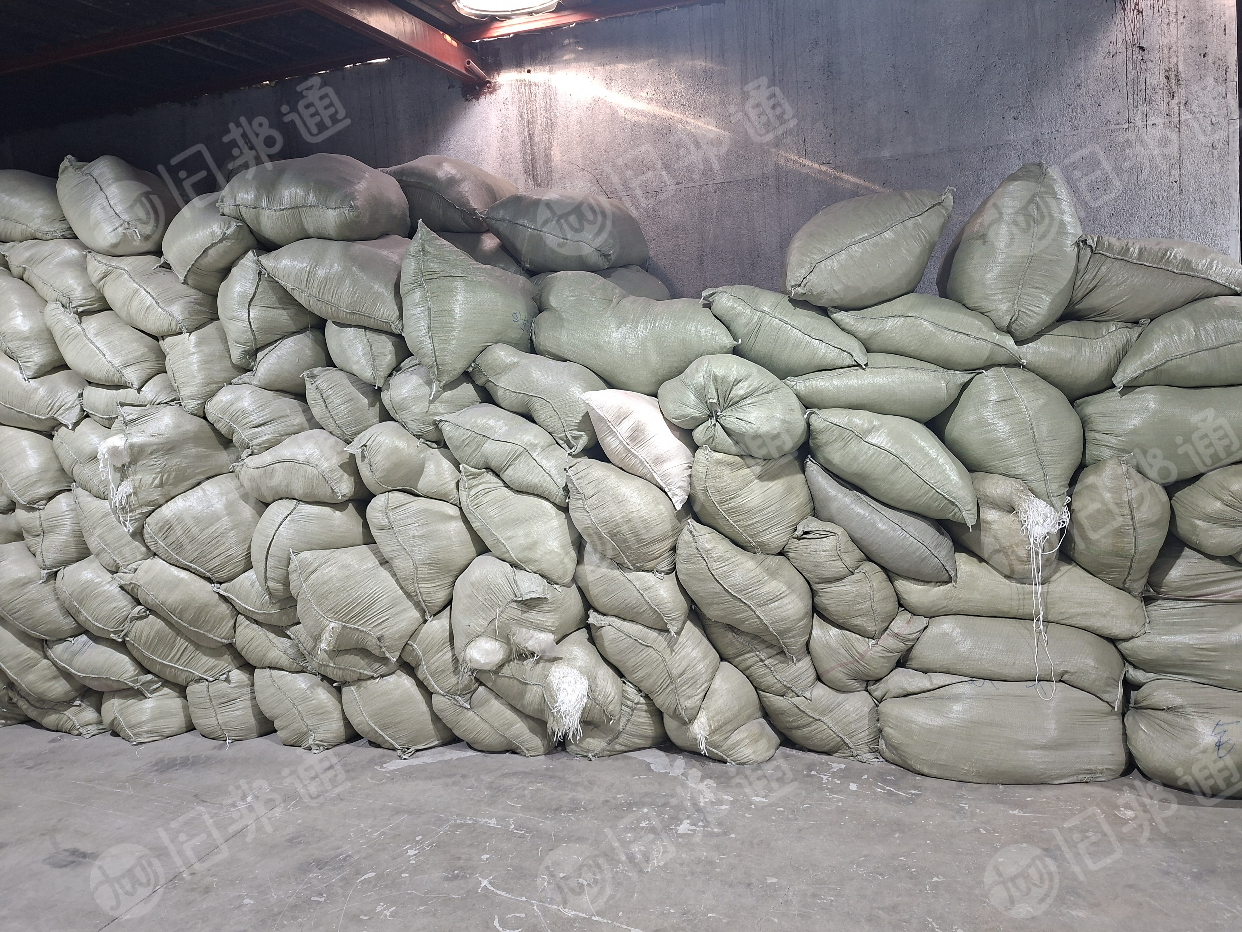 长期出售涤纶口罩耳带绳，适合打泡泡料、开花，白色和彩色分开打包，月供50吨，厂在江苏常州