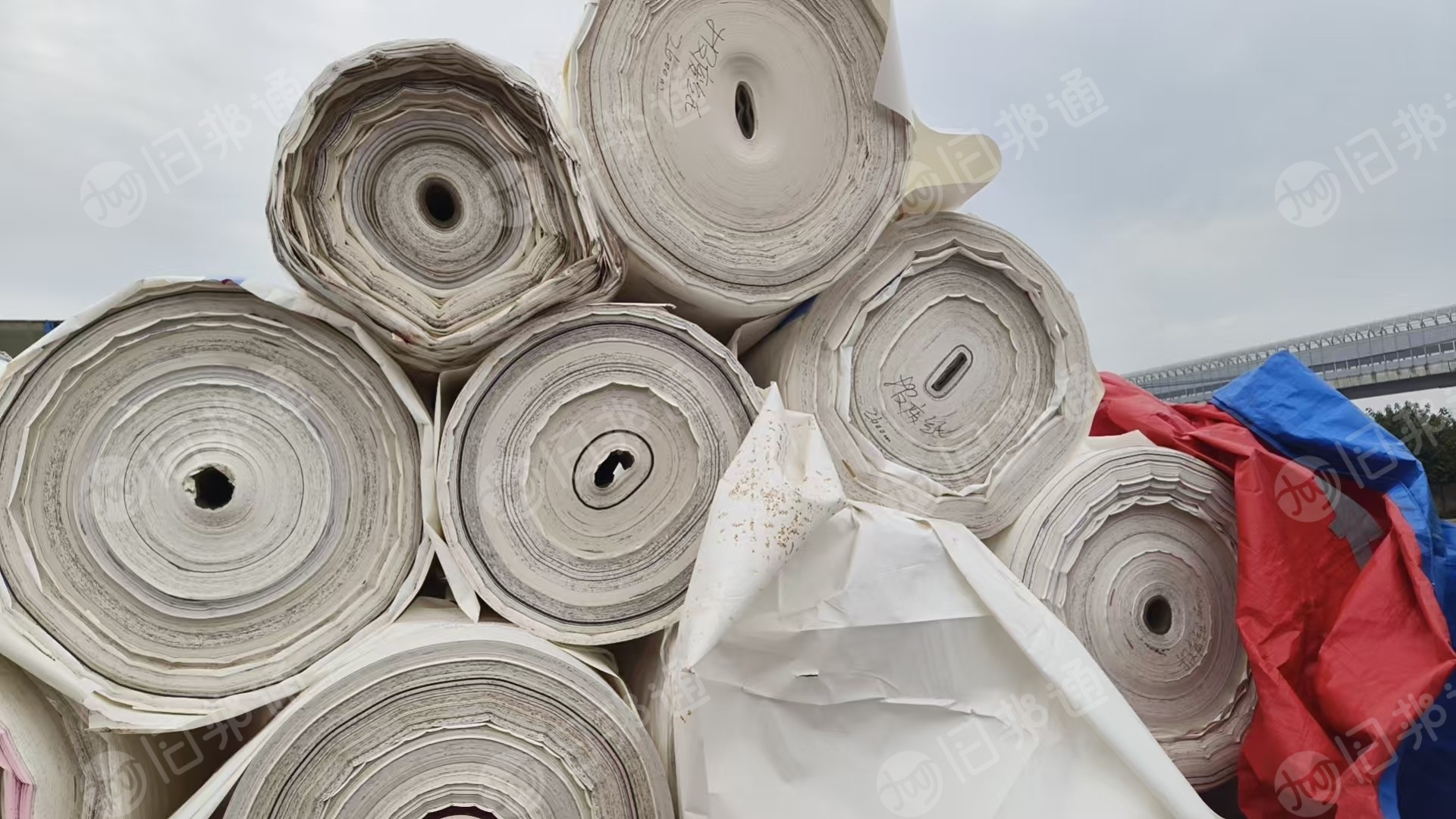 长期出售皮革纸压包料，卷筒料，带膜和无膜混合