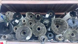 长期出售尼龙复合涤丙地毯料，尼龙地毯边角料，纱线是尼龙，底布是涤纶和丙纶的，可以造粒用