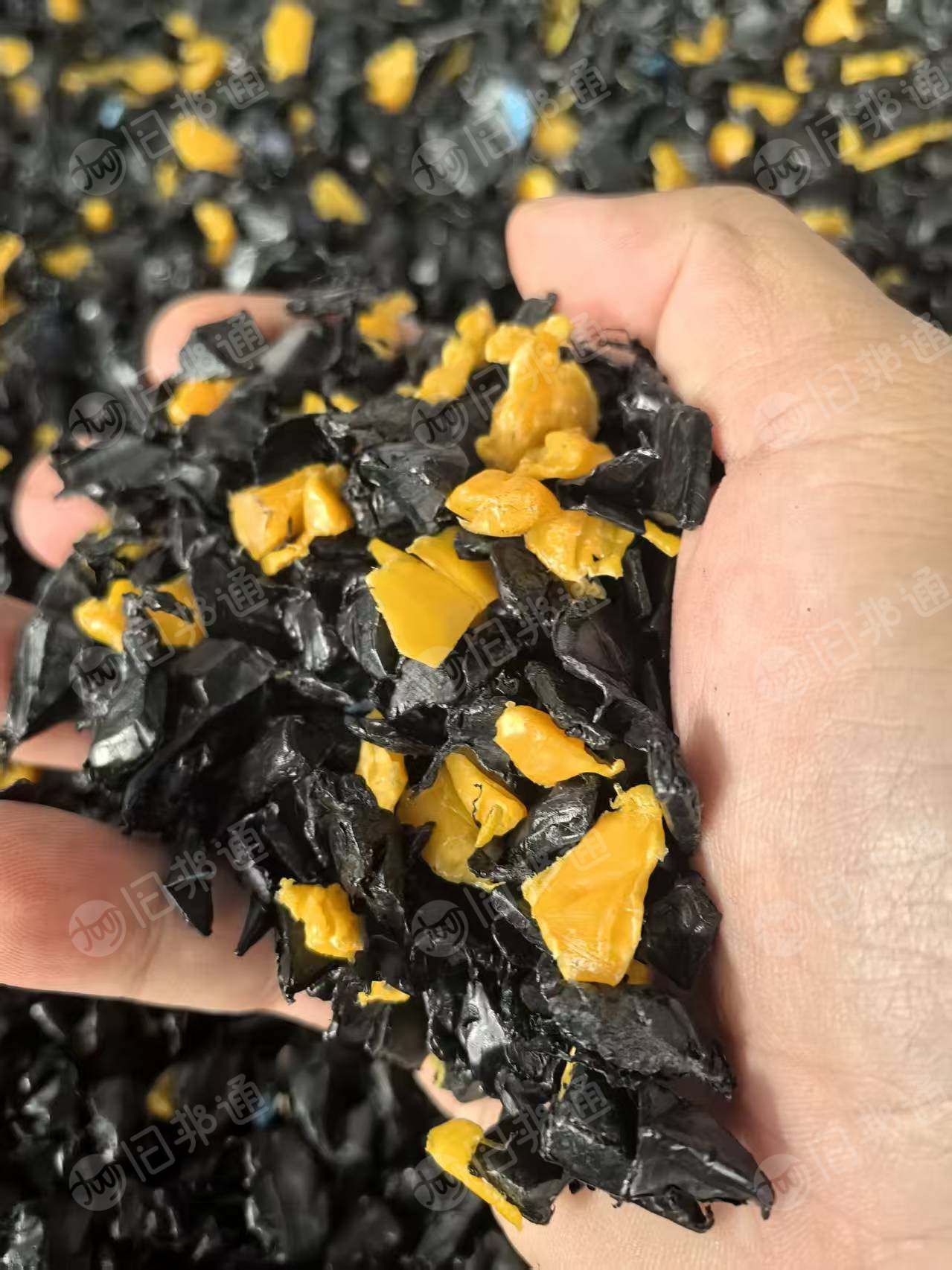 长期出售蓝线管破碎料，有原生也有混合的