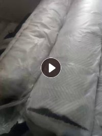 服装加工厂处理库存布，一层布一层丝绵，卷布绵