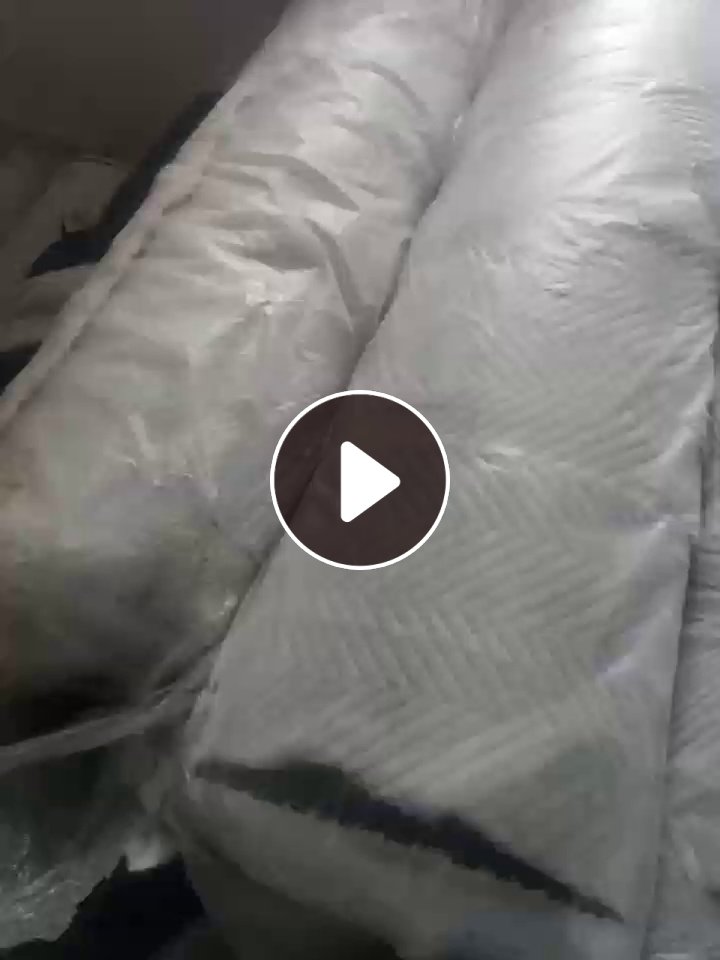 服装加工厂处理库存布，一层布一层丝绵，卷布绵