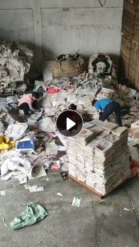 大量出售叠好的报纸