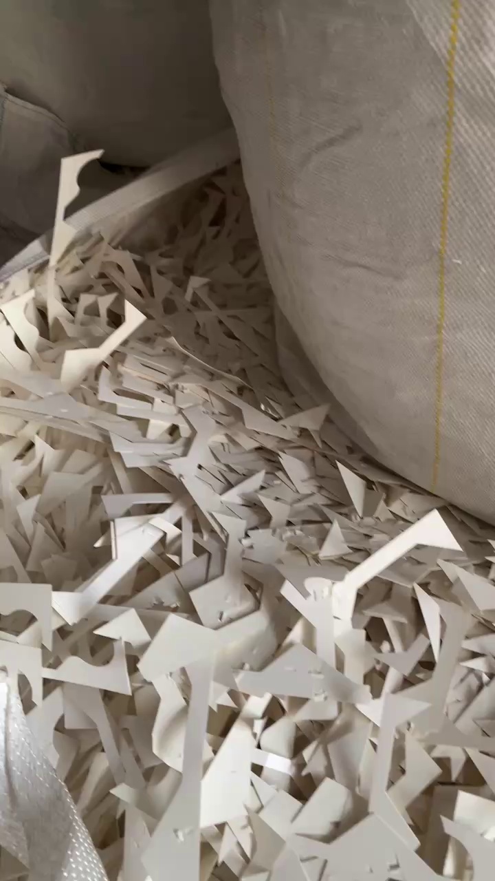 厂家处理白卡纸边角料，带一层膜，每个月十几吨