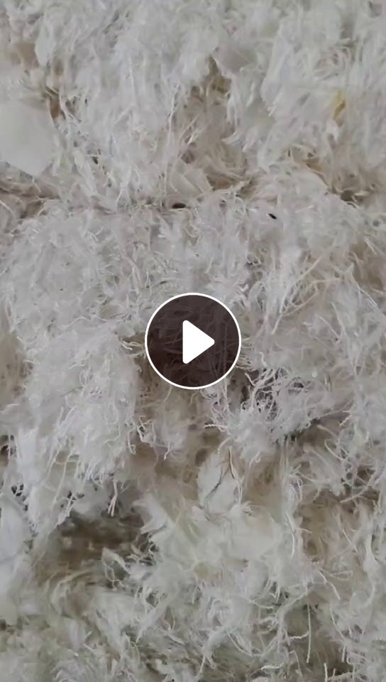 出售撕碎机撕碎好的涤纶过滤布，含有5%的杂质，现货有二十几吨，货在江苏连云港