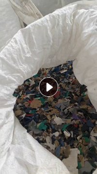 出售中桶破碎料，含少量大蓝桶，纯机油壶破碎料，过3道水池高温烘干，现货100多吨，月供200多吨