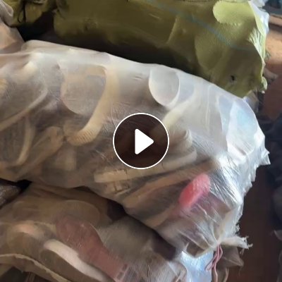 出售橡胶拖鞋，鞋底废料，白花黑色都有，白色现货7米2一车，其他现货8吨，也有聚氨酯鞋底，发泡鞋底等