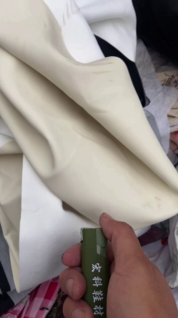 出售PVC革边角料，可以压包，一个月三十吨左右