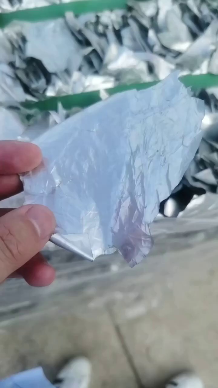 出售铝箔袋洗干净粉碎打包好的，铝塑膜破碎料，现货100吨