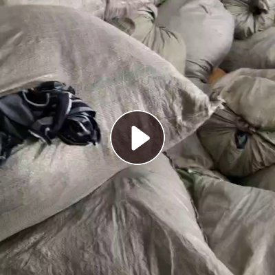 长期大量出售没漂洗的化纤牛仔碎布，牛仔边角料，牛仔废布，现货十五吨左右