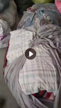长期出售旧衣服黑料，没压包好的，现货十几吨，也有一些旧毛毯，货在广东潮州
