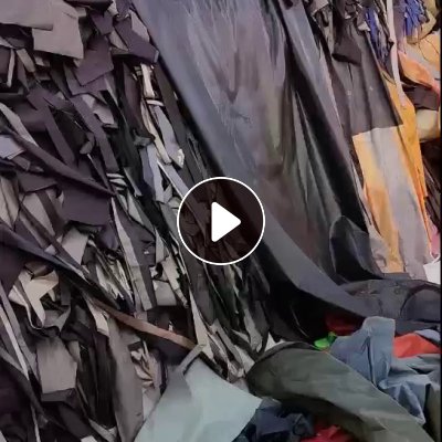 出售PVC充气堡边角料，一面PVC一面涤纶布，吹毛用，现货100多吨