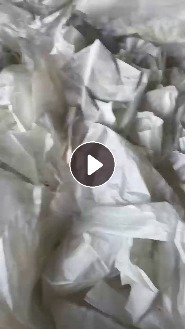 出售白色的涤纶废布，涤纶开花料，涤纶边角料，现货有5吨左右