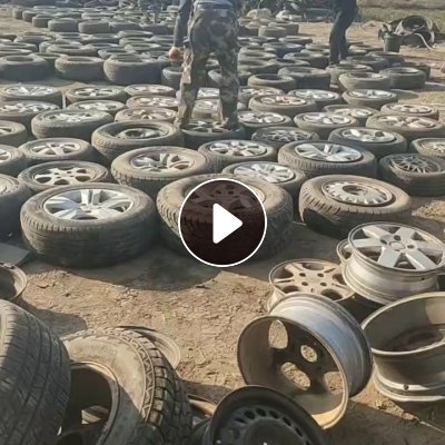 大量回收带钢圈的大小轮胎废料