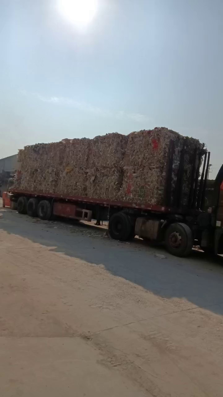 出售燃烧料，都是破编织袋，薄膜，破衣服，海绵等可燃物，现货量大，价格五六十元/吨