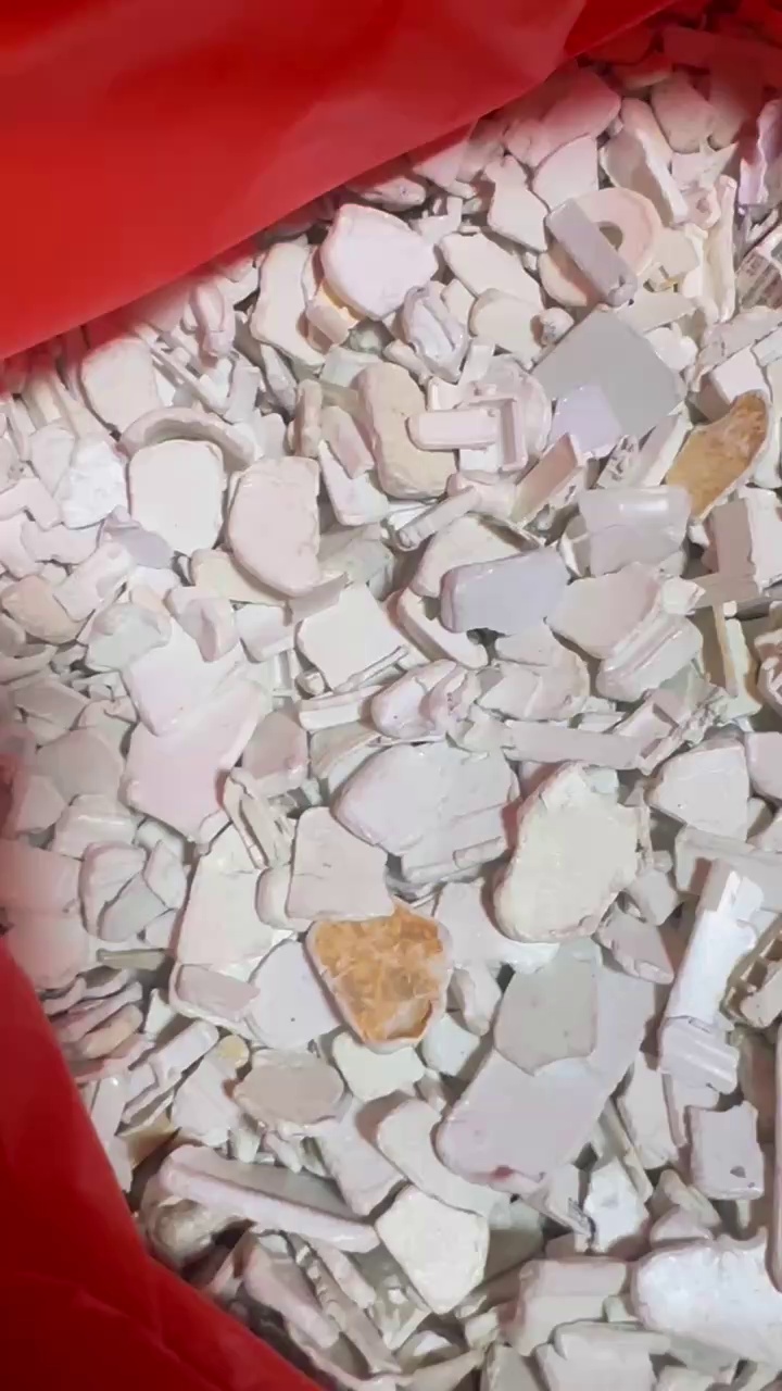 出售墙壁开关PC破碎料，现货500吨   静电分选好的。 可以直接造粒
