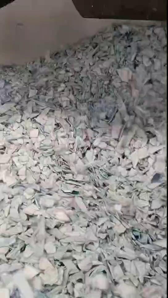 长期出售白色无字涂料桶破碎料