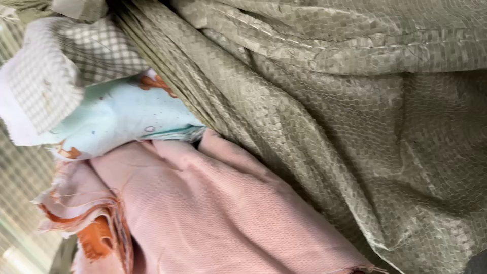 长期出售床单厂下来的涤纶布条，可以造粒用，每个月50吨